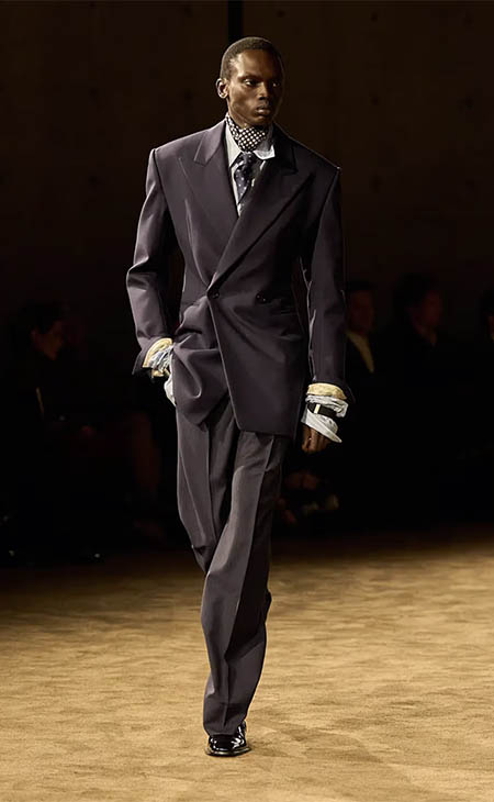 أسبوع باريس للموضة: الانتقال السلس بين ليل خاص ويوم عملي في مجموعة سان لوران